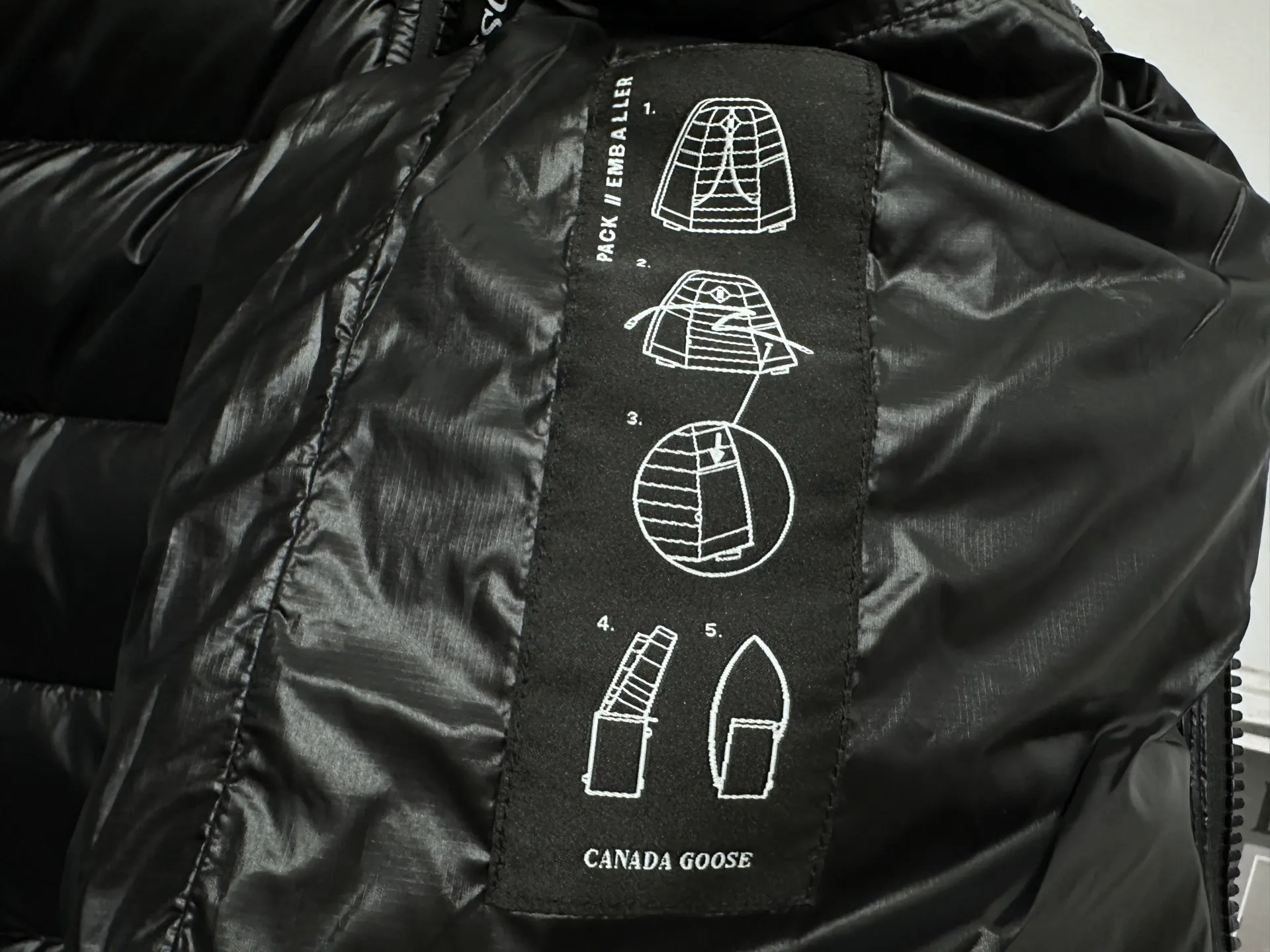 P560 [Canada Goose] CROFTON light down vest R water-repellent treatment Winall windproof fabric 700-fill down capacity Original molding Detailed production The upper body effect is stunning Exclusively available on the Xiaohongshu purchasing platform The highest version on the market Code number: XS-XXL